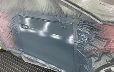 Applicazione della vernice per impatto e spruzzo: confronto, particolarità, rischi