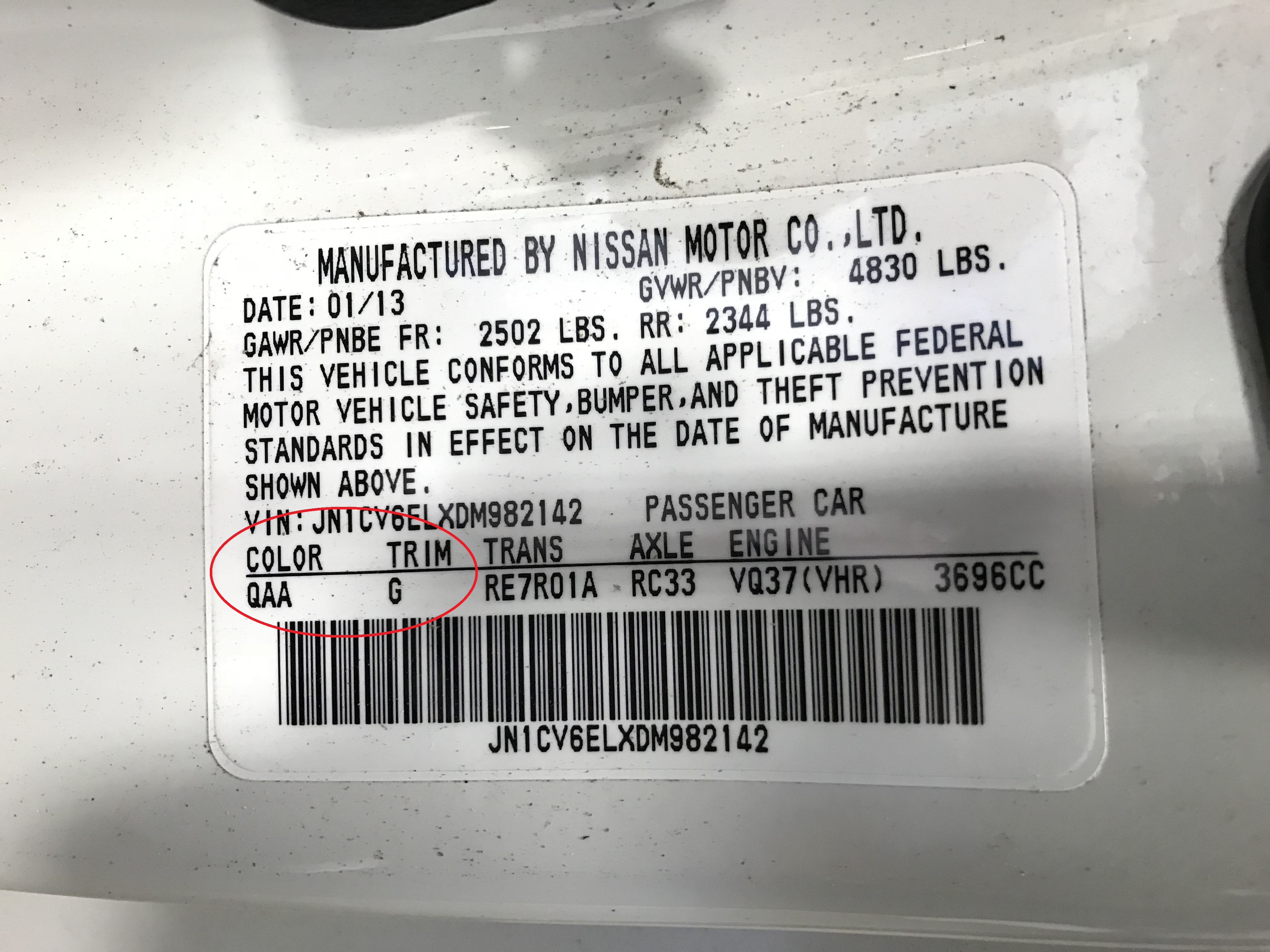 INFINITI Farbcodetikett am Fahrzeug &ndash; finden Sie Ihren exakten Farbton.