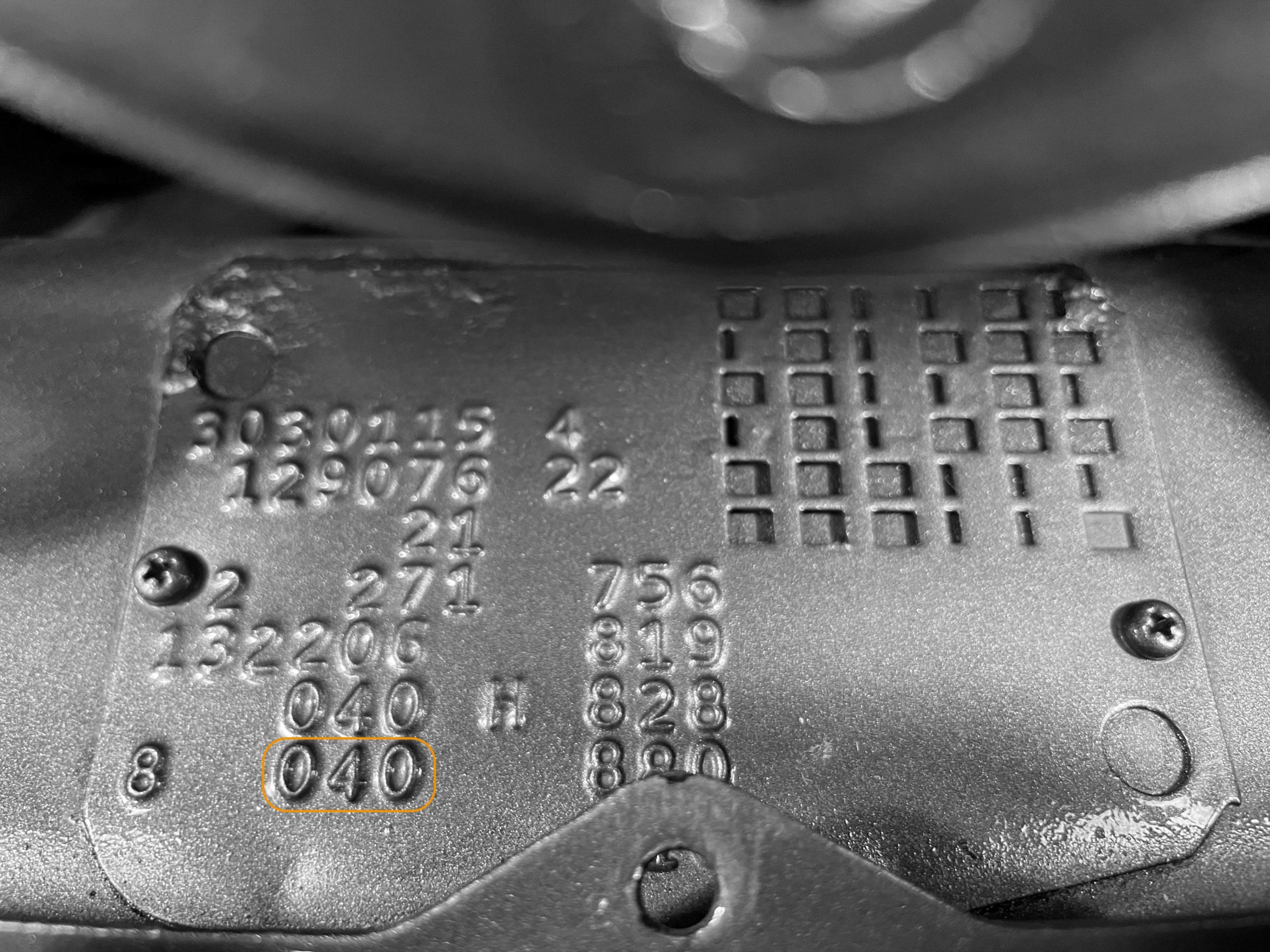 MERCEDES Farbcodeschild am Fahrzeug &ndash; Identifizieren Sie die Lackfarbe Ihres Autos.