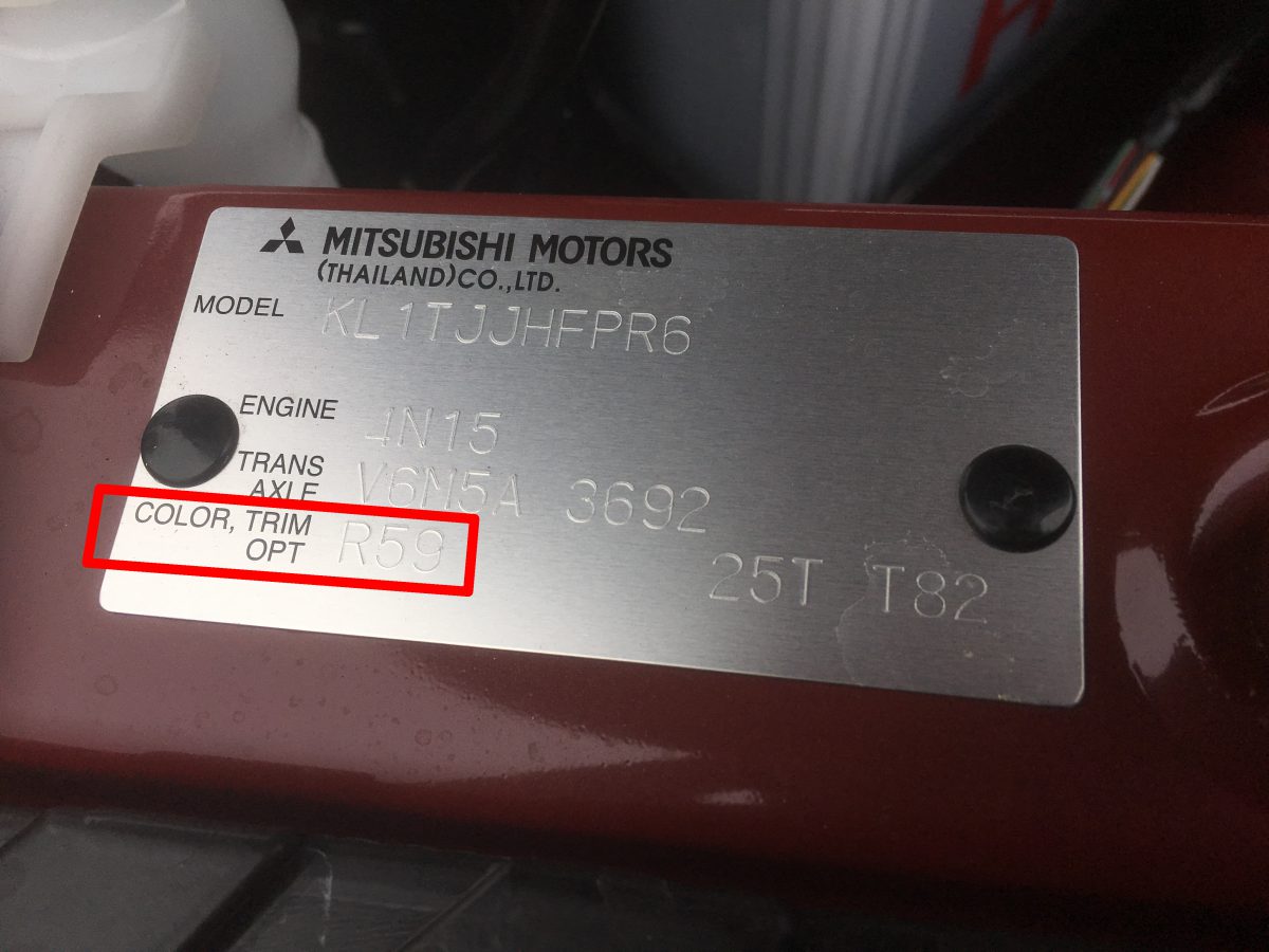 MITSUBISHI Werkslackcode-Aufkleber &ndash; pr&uuml;fen Sie die Originalfarbe Ihres Autos.