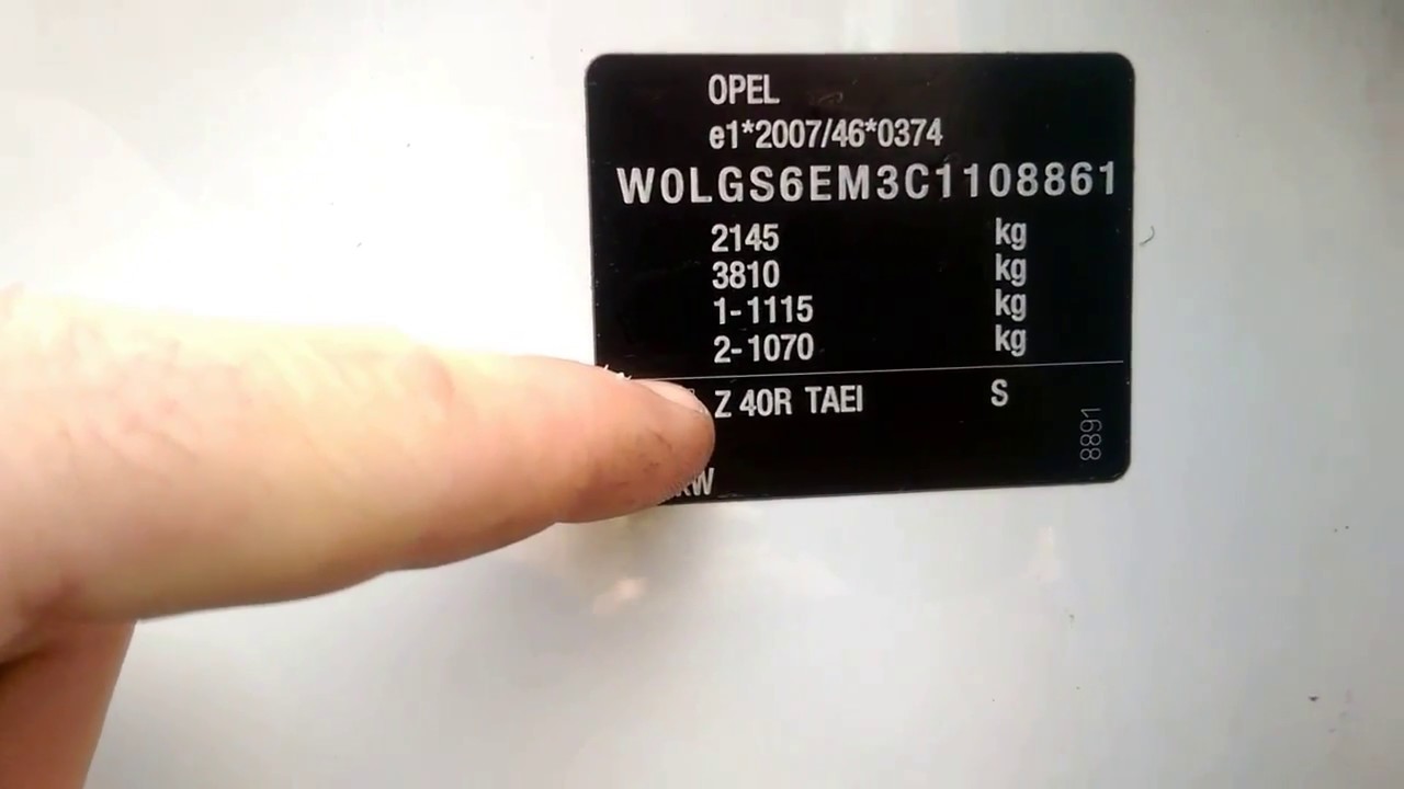 Opel-Farbcode-Aufkleber am Fahrzeug &ndash; so finden Sie Ihre exakte Farbabstimmung.