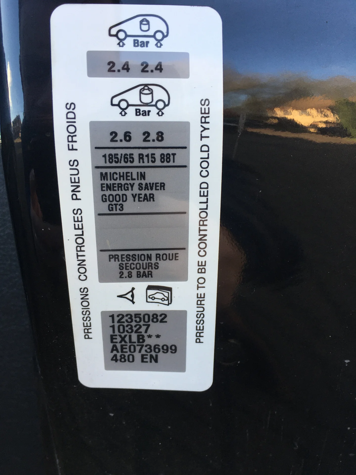 PEUGEOT Farbcode-Aufkleber am Fahrzeug &ndash; Identifizieren Sie die Lackfarbe Ihres Fahrzeugs.