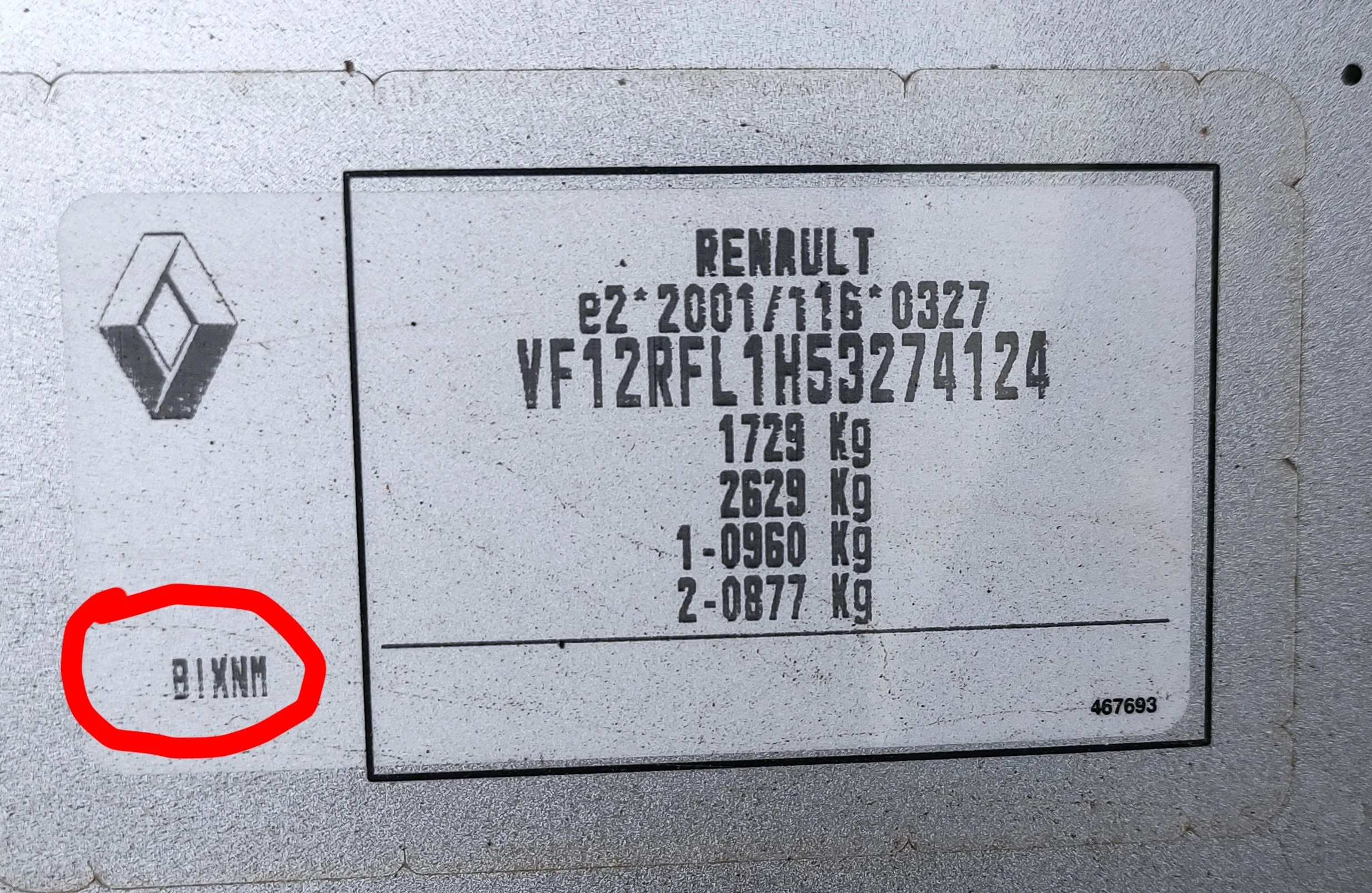 Renault Farbcode-Aufkleber am Fahrzeug &ndash; finden Sie Ihre exakte Farbabstimmung.