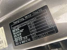 SSANGYONG Lackcode-Aufkleber am Fahrzeug &ndash; finden Sie Ihre genaue Farb&uuml;bereinstimmung.